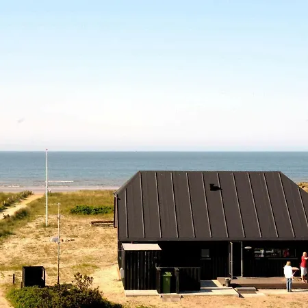 Three-bedroom Holiday In 40