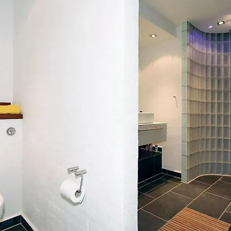Three-bedroom Holiday In 40 *
