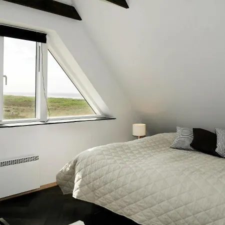 Three-bedroom Holiday In 40